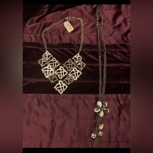 Two necklaces lot
